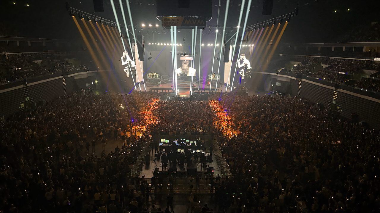 Arena concert seen from the FOH position