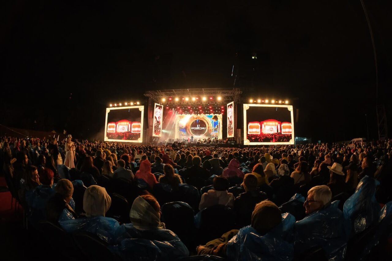 Open-air seated concert in the rain