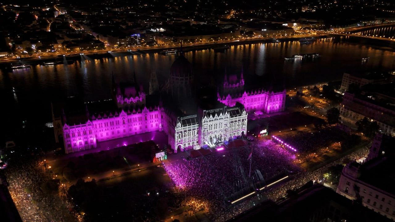 Concert in front of the Hungarian Parliament lit in purple